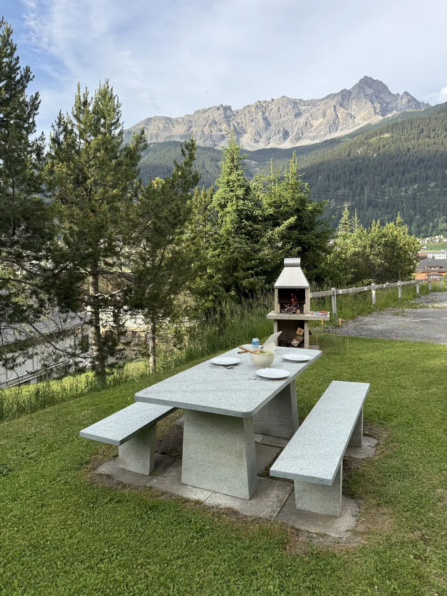 Velada de barbacoa junto a la hoguera con panorama de montaña